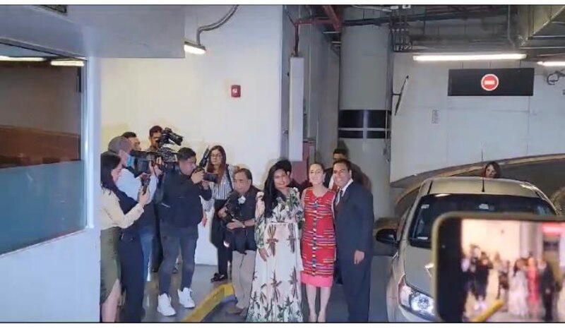 La candidata a la presidencia, María Eugenia Vidal, saluda a sus seguidores.