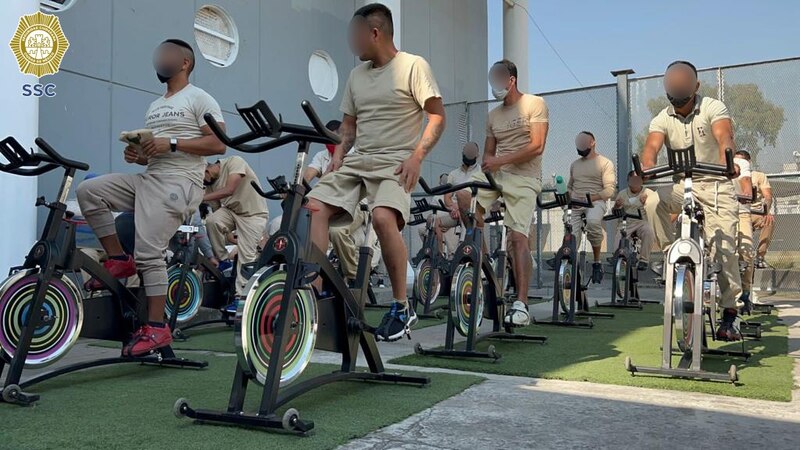 Presos pedaleando en bicicletas estáticas