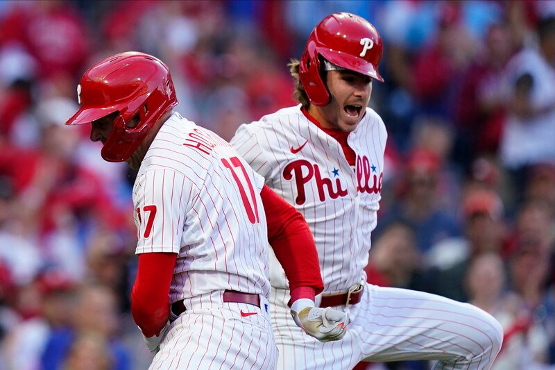 Bryce Harper y Alec Bohm celebran la victoria de los Phillies