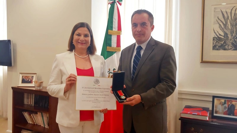 La Secretaria de Relaciones Exteriores, Claudia Ruiz Massieu, entrega la Condecoración de la Orden Mexicana del Águila Azteca al Embajador de la República de Chile, Roberto Ampuero.