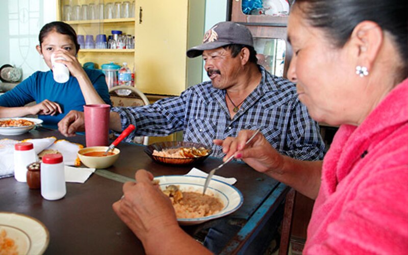 Familia mexicana comiendo en casa