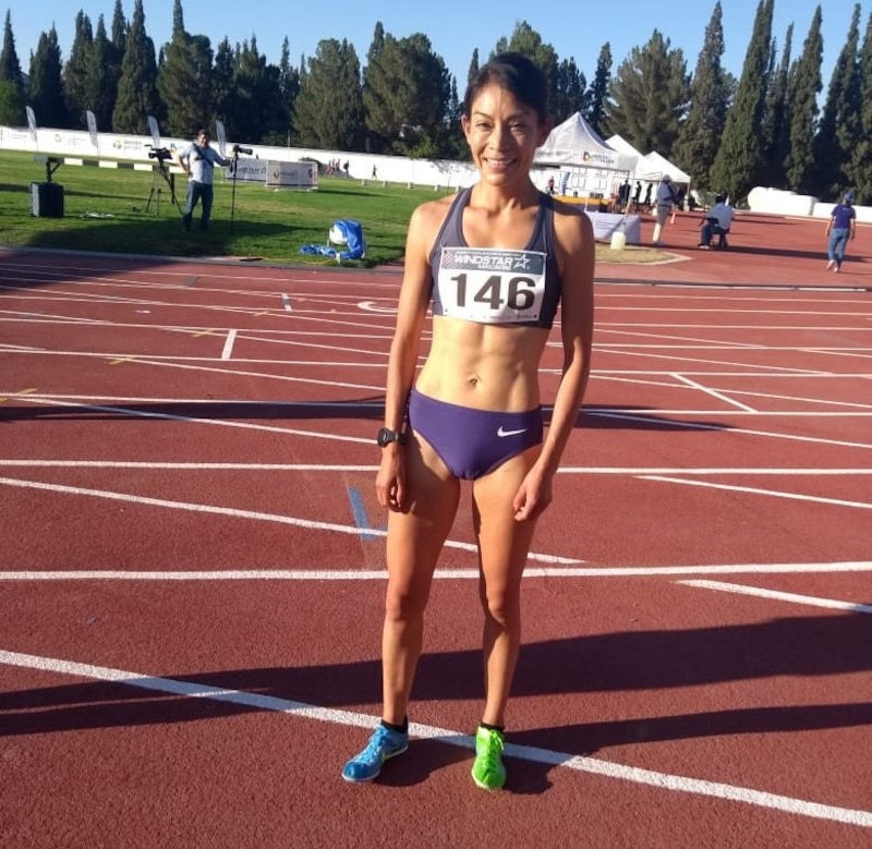 Atleta femenina en la pista de atletismo