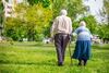 El precio invisible del cuidado de  adultos mayores