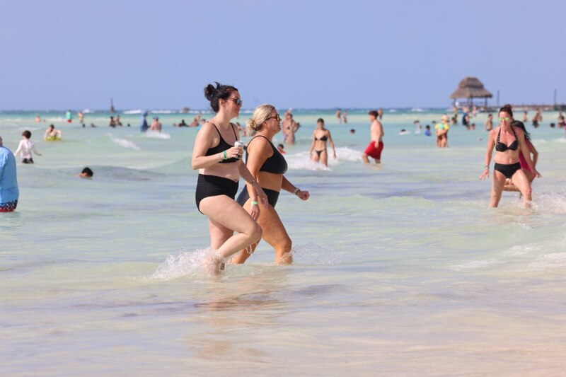 Mujeres caminando en la playa