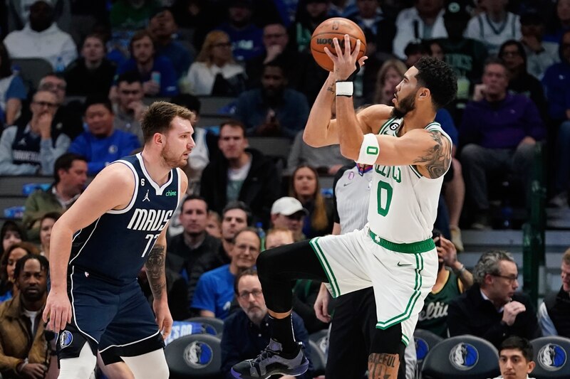 Jayson Tatum de los Celtics encesta contra los Mavericks