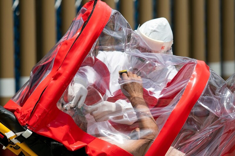 Paciente con COVID-19 es trasladado en una cápsula de aislamiento