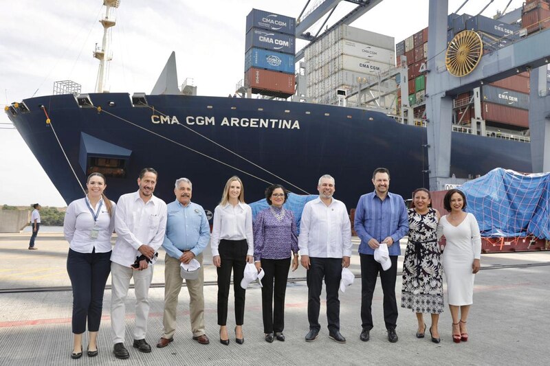 Autoridades reciben el primer barco portacontenedores de la empresa CMA CGM en el puerto de Manzanillo