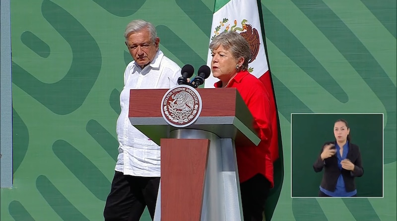 La Presidenta de México, Claudia Sheinbaum, da un discurso durante una ceremonia.