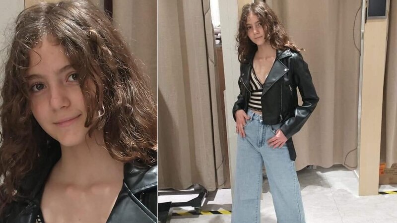 La modelo adolescente muestra su estilo con una chaqueta de cuero y pantalones vaqueros