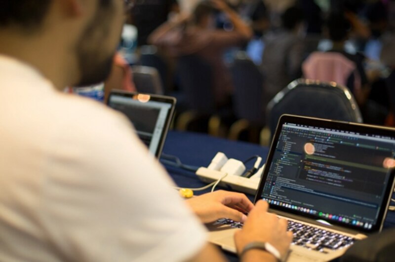 Programador trabajando en código