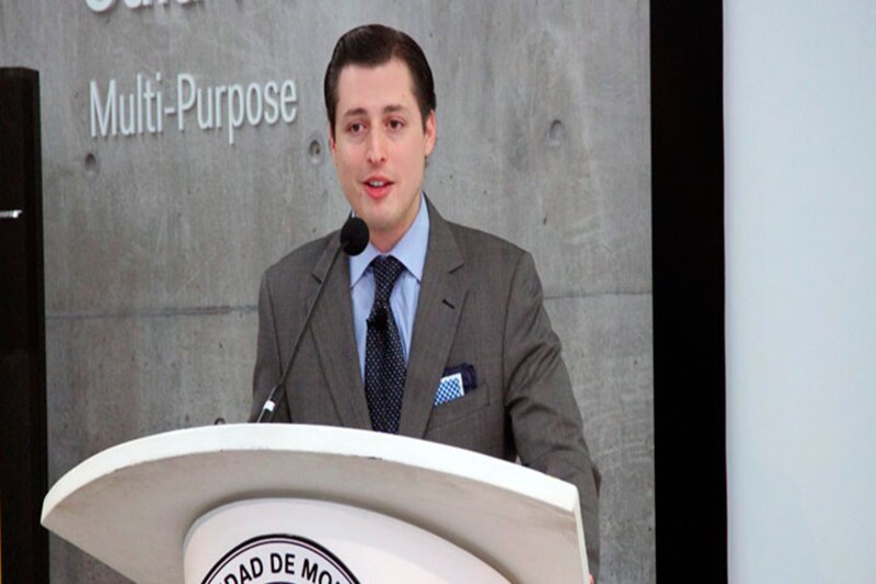 El candidato presidencial chileno, Sebastián Sichel, da un discurso durante un evento de campaña.
