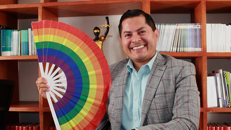 El abogado defensor de los derechos humanos, David Razú, muestra su apoyo a la comunidad LGBT+