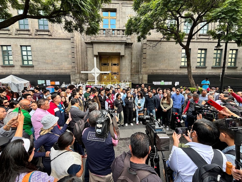 Estudiantes protestan frente a la Suprema Corte de Justicia de la Nación