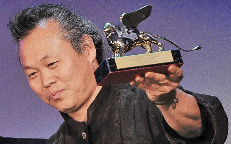 El director coreano Bong Joon-ho sostiene el León de Oro en el Festival de Cine de Venecia