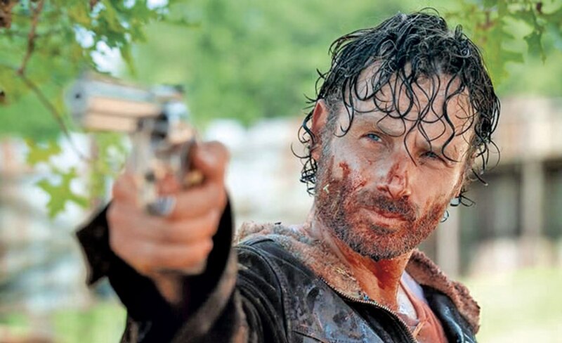 Rick Grimes, el protagonista de The Walking Dead, apunta con su arma.