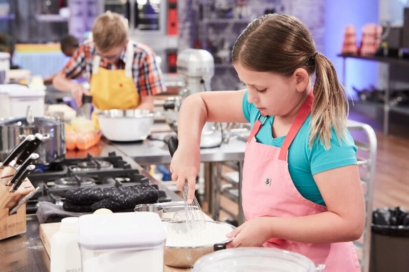Joven chef horneando en una cocina