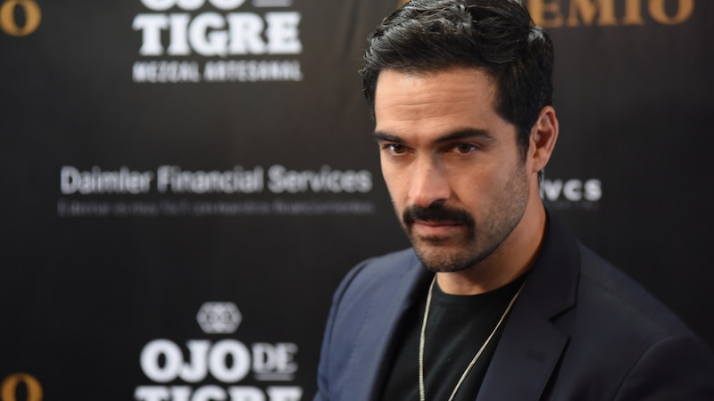 El actor mexicano Manolo Cardona en la alfombra roja de la película "El Chemo".