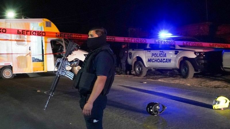 Policía Michoacán detiene a presunto narcotraficante en operativo nocturno