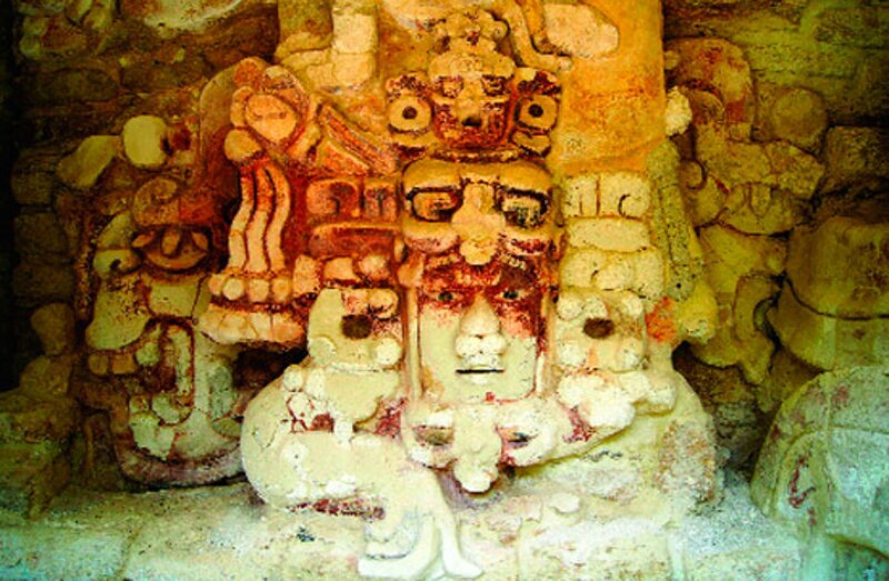 Estela maya con la imagen de un gobernante maya.