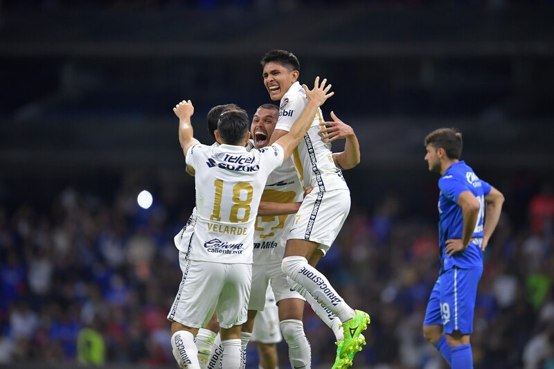 Jugadores de Pumas celebran un gol