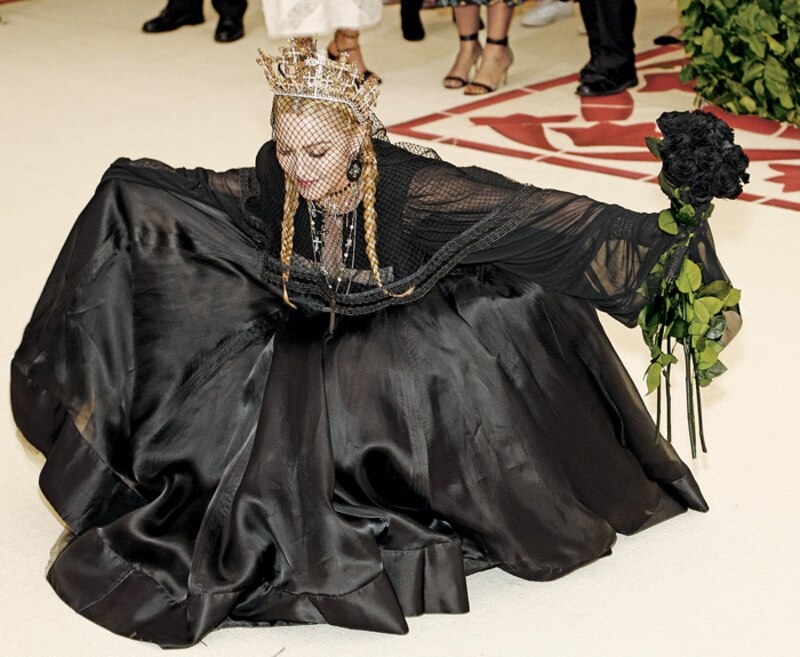 Madonna se cae en la alfombra roja de la Met Gala
