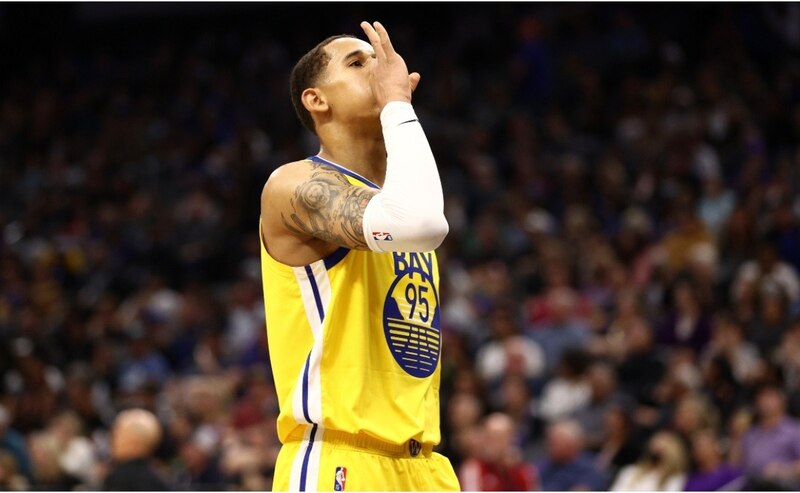 Stephen Curry encestando un triple