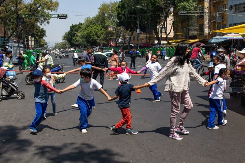 Niños jugando en la calle