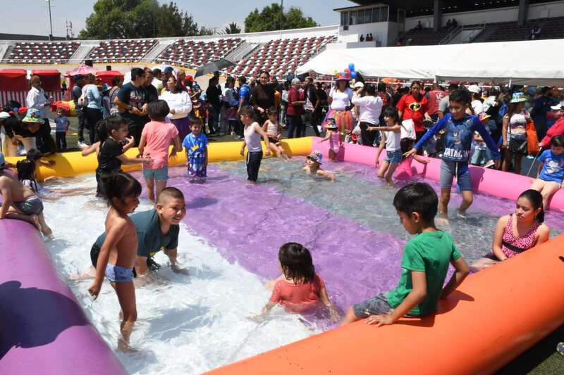 Niños jugando en una alberca inflable