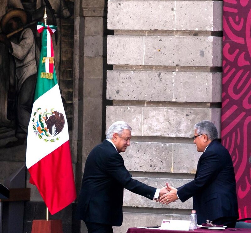 El presidente Andrés Manuel López Obrador saluda al presidente electo de Argentina, Alberto Fernández.
