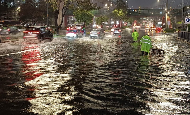 Intensas lluvias azotaron toda la capital, lo que provocó inundaciones en vialidades primarias.
