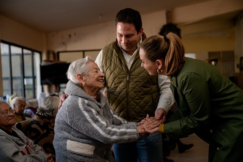 El alcalde de Saltillo y su esposa conviven con personas mayores durante el inicio del programa "Rutas con amor a ti" en el Asilo Ropero del Pobre.