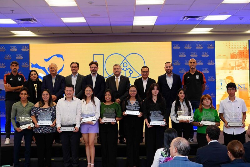 Entrega de premios a los ganadores del concurso "100 Historias que Construyen"