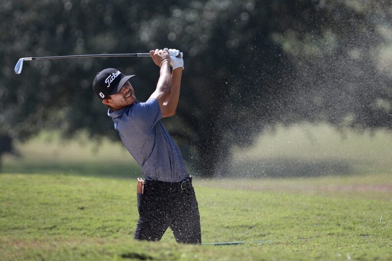 Golfista masculino en acción