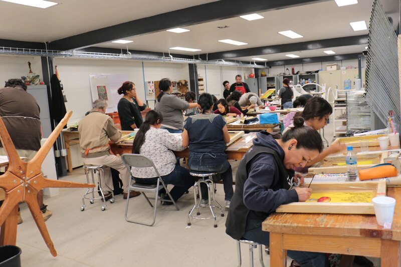 Mujeres trabajando en un taller de arte