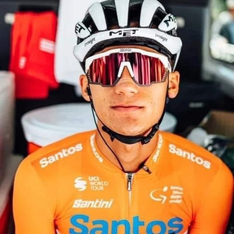 El ciclista Egan Bernal se prepara para la competencia.