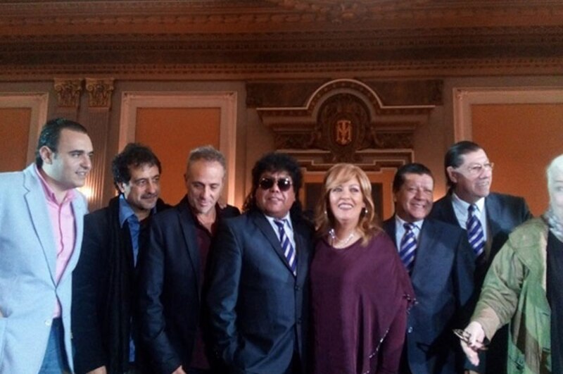 Políticos y artistas juntos en un evento
