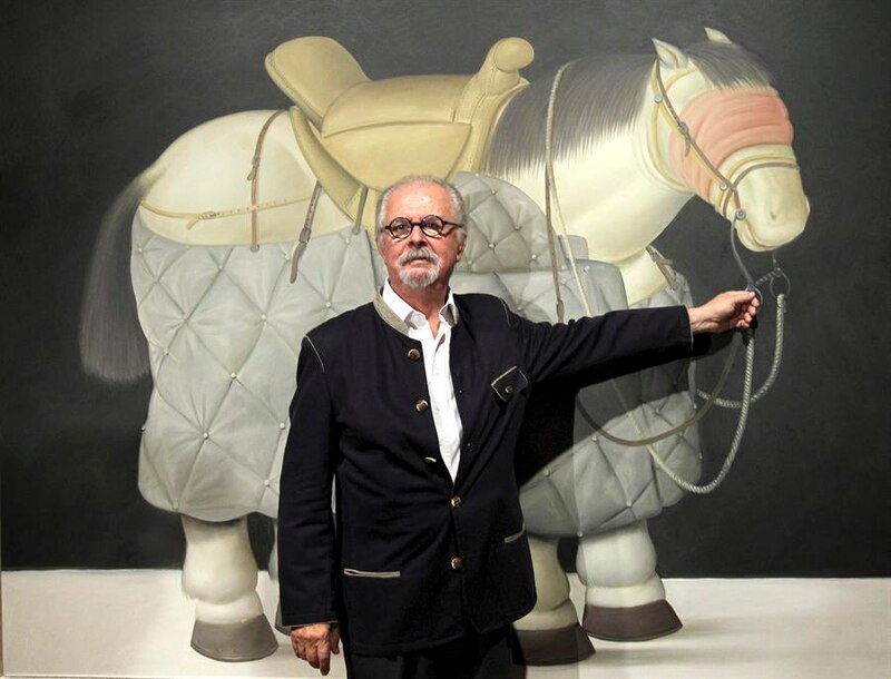 El artista plástico colombiano Fernando Botero junto a su obra "Caballo".