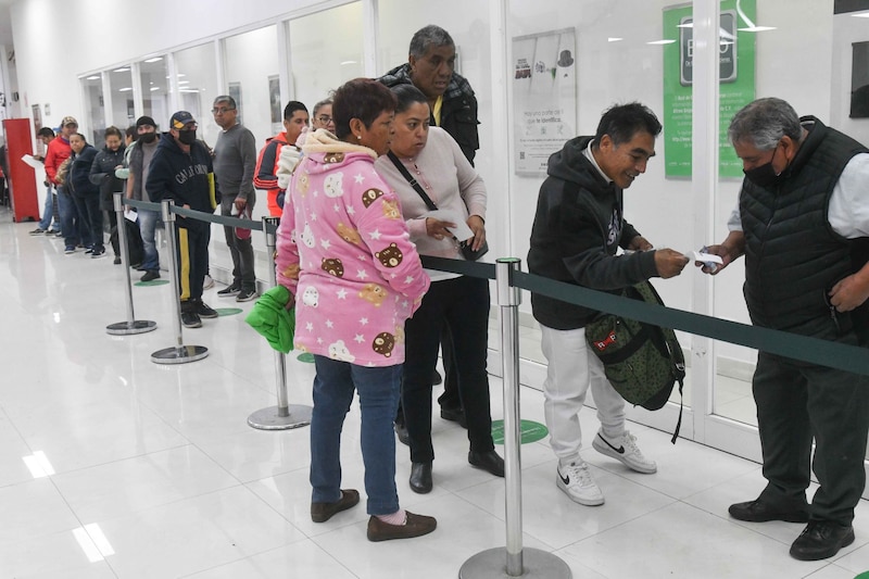 Decenas de capitalinos asisten al Módulo Central de la Secretaria De Administración y Finanzas para realizar el pago de impuestos en este inicio año. El gobierno capitalino anunció descuentos en predial, agua, y condonación de la tenencia.