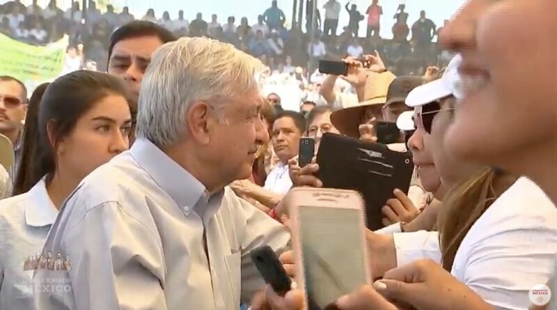 El presidente López Obrador es increpado por una mujer durante un evento público.