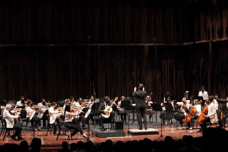 Orquesta sinfónica tocando en un concierto