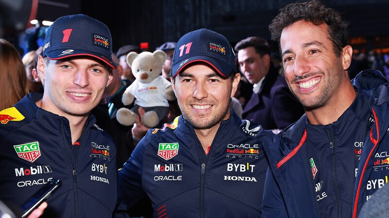 Los pilotos de Red Bull Racing, Max Verstappen, Sergio Pérez y Pierre Gasly, posan para una foto en el paddock del Gran Premio de Japón de 2022.