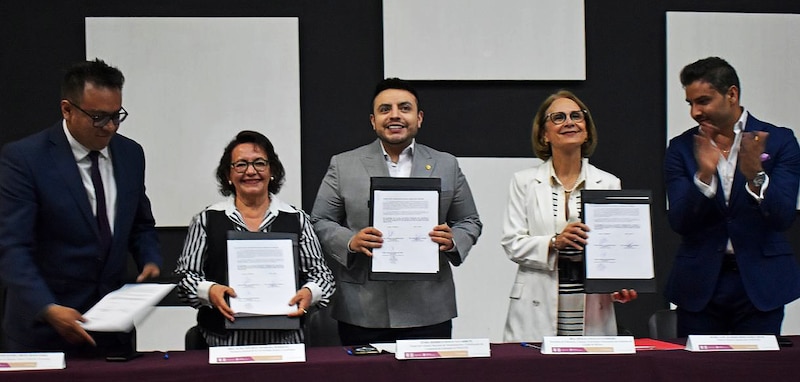 Firma de convenio entre la Universidad Autónoma de Chiapas y el Instituto de Elecciones y Participación Ciudadana