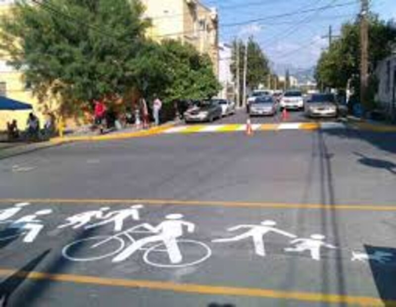 Cruce peatonal con señales de personas y bicicleta