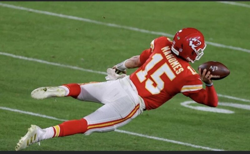 Patrick Mahomes en acción durante el Super Bowl LIV