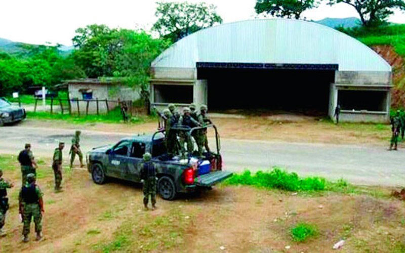 Militares mexicanos resguardan un narcolaboratorio