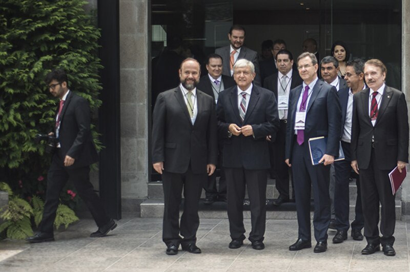 Reunión de empresarios y funcionarios en el exterior de un edificio