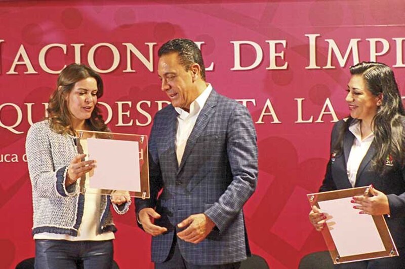 Entrega de reconocimientos a mujeres empresarias