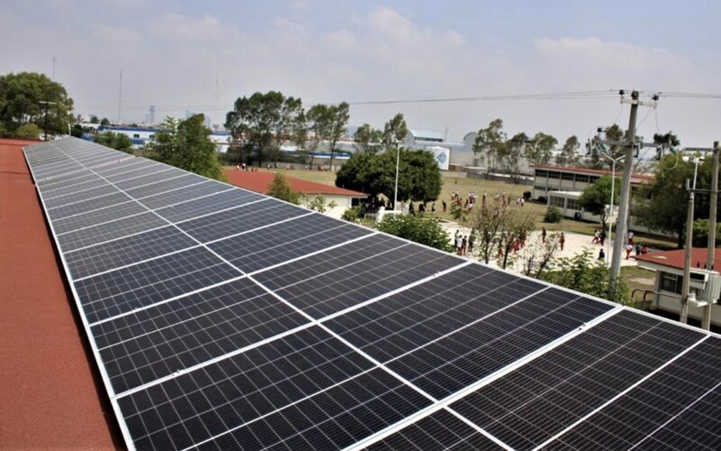 Paneles solares en el techo de una escuela