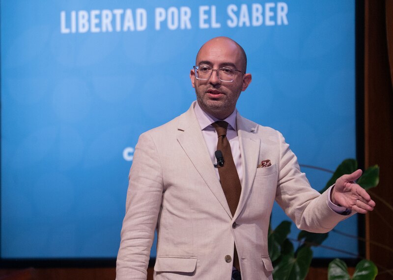 El filósofo español Fernando Savater durante una conferencia