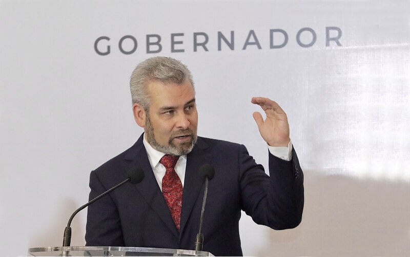 El gobernador da un discurso ante un micrófono.